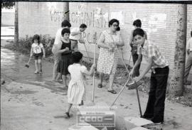 Personas limpiando las afueras de un local – Foto 10