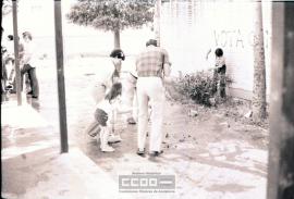 Personas limpiando las afueras de un local – Foto 6
