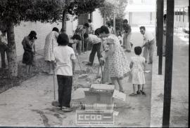 Personas limpiando las afueras de un local – Foto 25