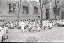 Madres y niños entrando en un colegio – Foto 17