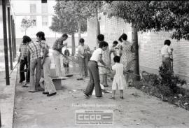 Personas limpiando las afueras de un local – Foto 14