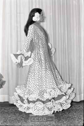 Mujeres posando con traje de flamenca - Foto 05