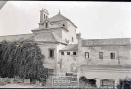 Madres y niños entrando en un colegio – Foto 12