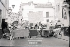 Vecinos de la calle Padre Manjón protestando – Foto 9