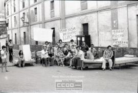 Vecinos de la calle Padre Manjón protestando – Foto 1