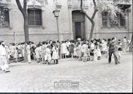Madres y niños entrando en un colegio – Foto 13