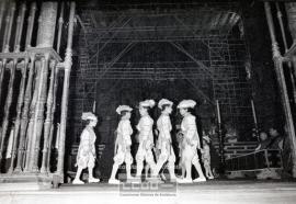 Seises bailando en la Catedral de Sevilla – Foto 7